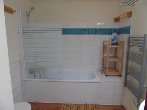 une salle de bain avec baignoire et toilettes dans l'établissement Charmant 2 pièces à Valfréjus, balcon ouest, proche télésièges et commerces, idéal 4 personnes - FR-1-561-6, à Valfréjus