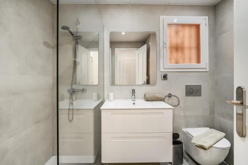 La salle de bains est pourvue d'un lavabo, de toilettes et d'une douche. dans l'établissement Oasis de Marbella, à Marbella