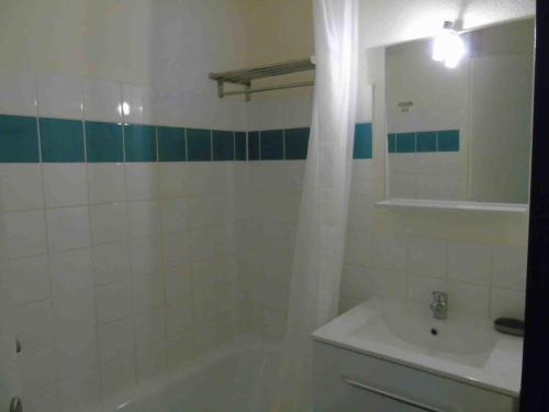 une salle de bain avec une baignoire, un lavabo et un miroir dans l'établissement Appartement familial à Valfréjus, proche des pistes et commerces, balcon sud, tout équipé, 6 couchages - FR-1-561-13, à Valfréjus