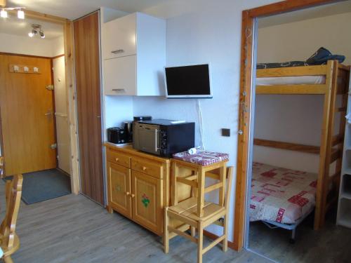 Habitación con escritorio, microondas y litera. en Studio Valfréjus, 1 pièce, 4 personnes - FR-1-561-8 en Valfréjus