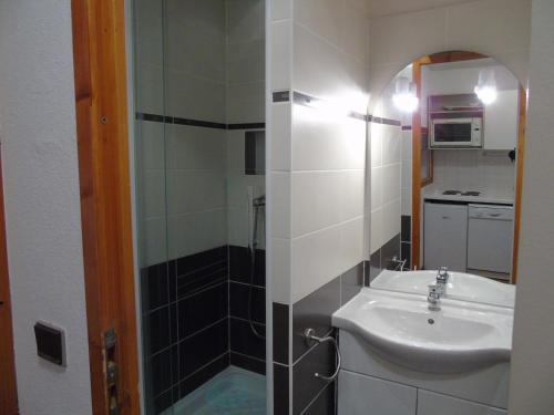 Ένα μπάνιο στο Studio cabine 4 pers à 100m des pistes et commerces, balcon sud, parking gratuit, draps inclus. - FR-1-561-11
