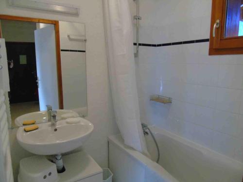 une salle de bain avec un lavabo, des toilettes et une baignoire dans l'établissement Appartement 2 pièces + cabine, 6 pers, à Valfréjus, draps inclus, animaux admis - FR-1-561-15, à Valfréjus