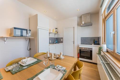 - une cuisine et une salle à manger avec une table et des chaises dans l'établissement Werf72 - Bruges, à Bruges