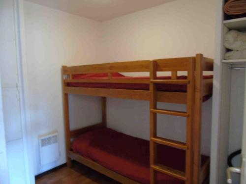 a room with two bunk beds in a room at Appartement Valfréjus, 3 pièces, 6 personnes - FR-1-561-20 in Valfréjus