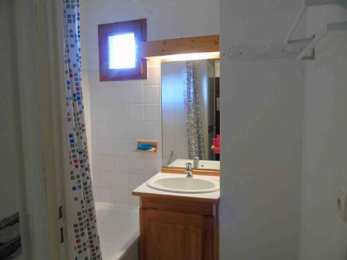 une salle de bain avec un lavabo, un miroir et une baignoire dans l'établissement Appartement cosy à Valfréjus, 200m des pistes, balcon ouest, 6 pers, cuisine équipée, draps inclus - FR-1-561-23, à Valfréjus