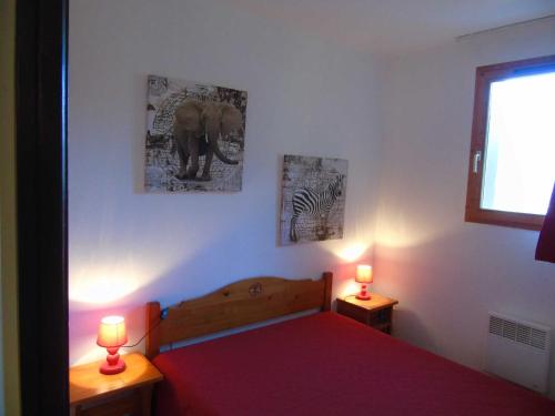 een slaapkamer met een bed en twee lampen op twee tafels bij Appartement Valfréjus, 2 pièces, 4 personnes - FR-1-561-19 in Valfréjus