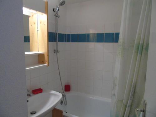 een badkamer met een bad, een wastafel en een douche bij Appartement Valfréjus, 2 pièces, 4 personnes - FR-1-561-19 in Valfréjus