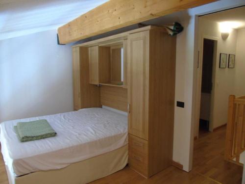 une chambre avec un lit superposé avec un lit superposéétaient dans l'établissement Appartement spacieux 4 pièces avec mezzanine, 200m des remontées mécaniques, WIFI inclus - FR-1-561-30, à Valfréjus