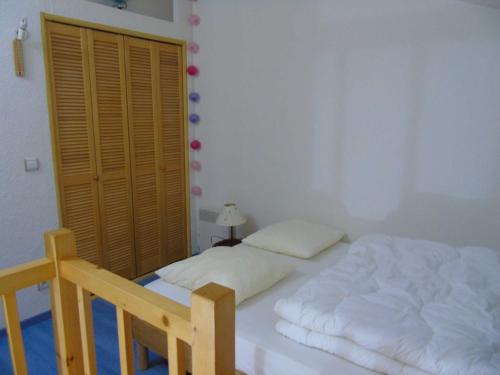 Кровать или кровати в номере Appartement Valfréjus, 2 pièces, 4 personnes - FR-1-561-50