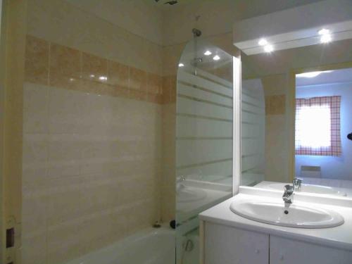 a bathroom with a sink and a shower and a tub at Appartement 3P 8 pers. à Valfréjus, balcon ouest, proche télécabine et commerces 조 - FR-1-561-59 in Valfréjus