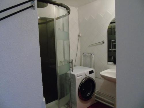 une salle de bain avec une machine à laver et un lavabo dans l'établissement Appartement cosy 3 pièces pour 6 pers. à Valfréjus, proche télécabine et commerces, avec balcon - FR-1-561-65, à Modane