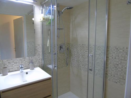 une salle de bain avec douche et lavabo dans l'établissement Appartement cosy 2 pièces avec terrasse, proche télésièges et commerces, idéal pour 6 personnes! - FR-1-561-78, à Valfréjus