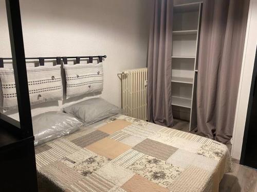 une chambre avec un lit et une étagère dans l'établissement Studio AIX LES BAINS, à Aix-les-Bains
