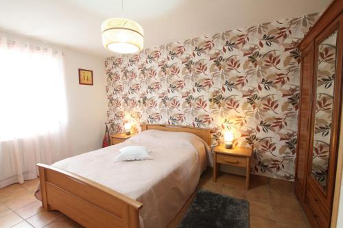 sypialnia z łóżkiem i 2 stołami ze świecami w obiekcie Le gite des marais w mieście Auvers