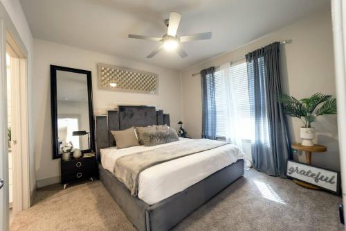 una camera con un grande letto e un ventilatore a soffitto di Spacious Luxury Apartment in Galleria HTX a Houston