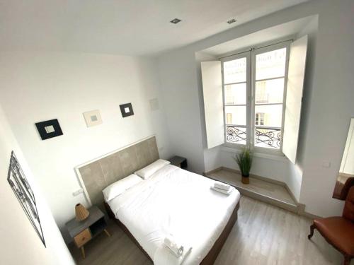um quarto branco com uma cama e uma janela em Apartamento en el centro de Madrid!! em Madri