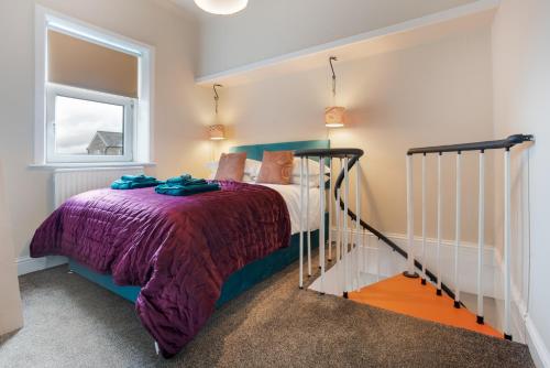 een slaapkamer met een bed en een raam bij Albert Road Apartments Room 1 in Colne