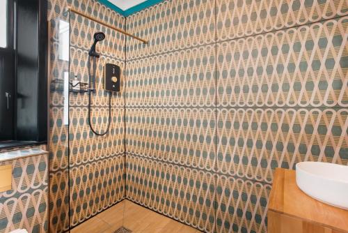 een badkamer met een douche en een wastafel bij Albert Road Apartments Room 1 in Colne