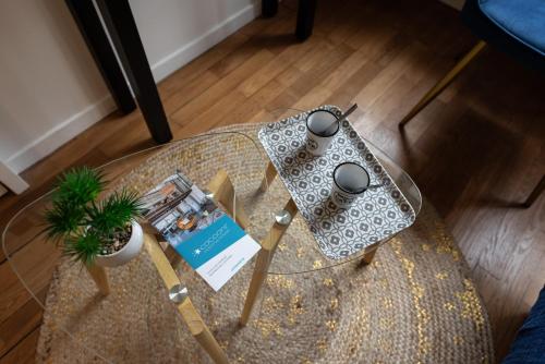 - une table basse en verre avec une plante dans l'établissement Cosy Vendôme - A 5min du Parc de la Tête dOr, à Lyon