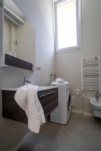 La salle de bains est pourvue d'un lave-linge et d'un lavabo. dans l'établissement Casadelfalegname NOCE, 
