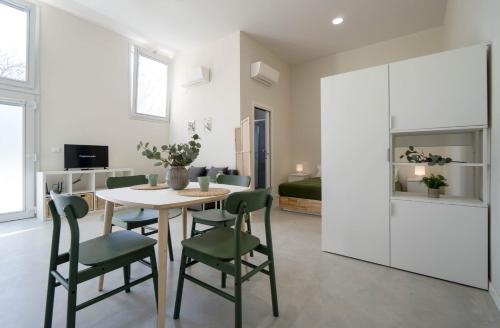 - une cuisine et une salle à manger avec une table et des chaises dans l'établissement Casadelfalegname NOCE, 