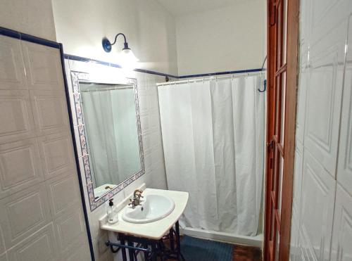 uma casa de banho com um lavatório e um chuveiro com um espelho. em Villa Asunción A em Breña Baja