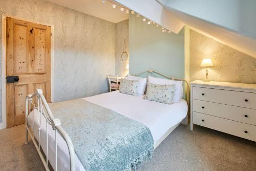 Giường trong phòng chung tại Host & Stay - Allium House