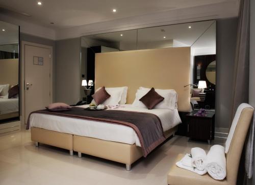um quarto com uma cama grande e um espelho grande em Gabri Park Hotel em San Salvo