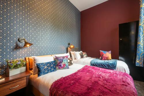 a bedroom with two beds and a pink blanket at Hull Ground Floor 1 Bedroom Apt 3 beds Spacious Jesouth Striking in Hull