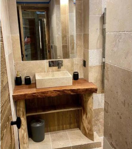 une salle de bain avec un lavabo et un miroir dans l'établissement Le Chappart de Valberg - en plein centre, à Péone