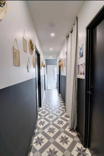 un couloir avec du carrelage et une porte dans l'établissement Chambre spacieuse dans maison design, à Saint-Herblain