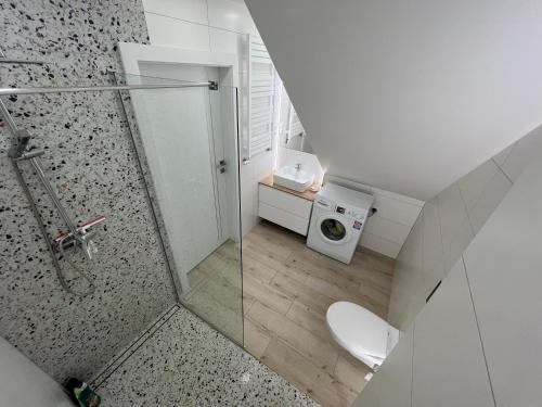 łazienka z prysznicem i pralką w obiekcie Agroturystyka Kraina Choszcza w mieście Choszczno