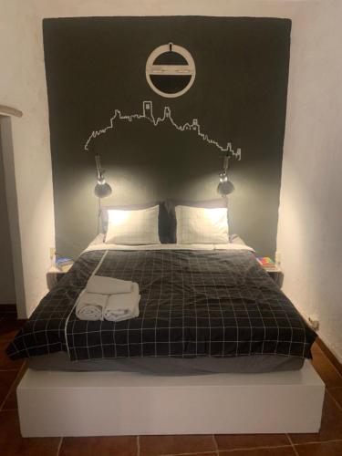 a bed with a black headboard with a graph on it at Casa MariSol in Arcos de la Frontera