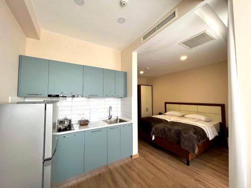 Kuchyň nebo kuchyňský kout v ubytování HOTEL WEST TBILISI
