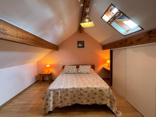 une chambre avec un grand lit dans une pièce dans l'établissement Le refuge du gabas, à Sendets