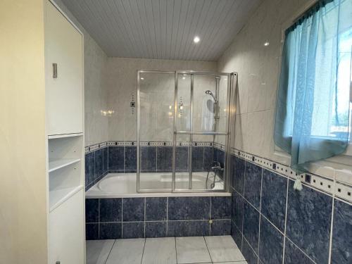 une salle de bain avec douche et baignoire dans l'établissement Le refuge du gabas, à Sendets