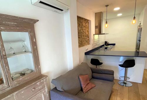 a living room with a couch and a kitchen at Apartamento cerca de la playa in Blanes