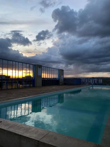 une piscine d'eau en face d'un bâtiment dans l'établissement 1 Bdr apartment with pool, à Nairobi
