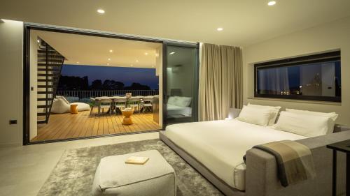 ein Schlafzimmer mit einem großen weißen Bett und einem Balkon in der Unterkunft Villa Z6 in Rovinj