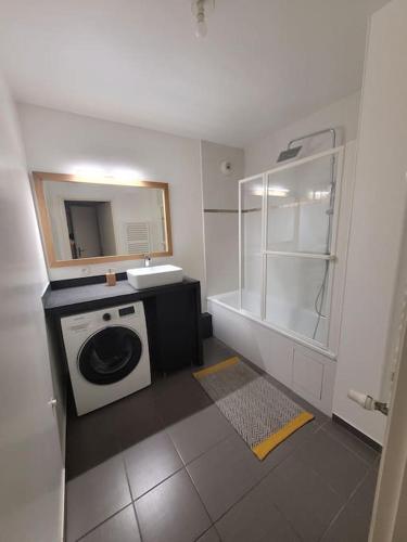 La salle de bains est pourvue d'un lave-linge et d'une douche. dans l'établissement Cozy apartment at Paris doors with free car-park, à Saint-Denis