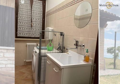 Duas fotografias de uma casa de banho com um lavatório e um espelho. em Agriturismo Mulino del Duca em Urbino