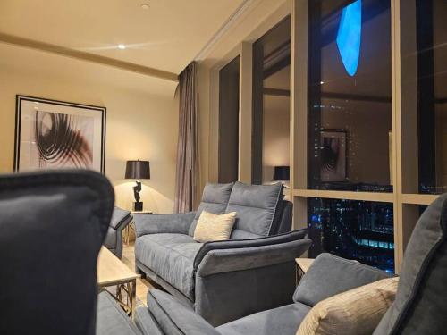 un soggiorno con 2 divani e un divano di Luxury Towers Apartment in Downtown a Riyad