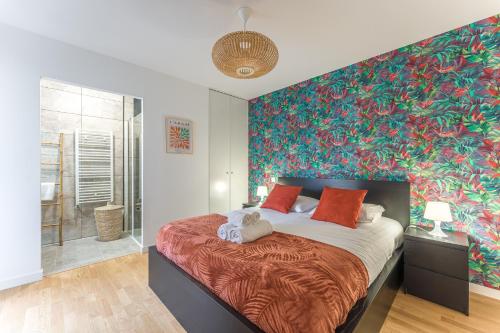 - une chambre avec un grand lit et un mur coloré dans l'établissement Lima - Appt à proximité de lIle de Nantes, à Nantes