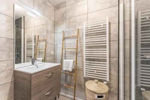 une salle de bain avec un lavabo et un miroir dans l'établissement Lima - Appt à proximité de lIle de Nantes, à Nantes