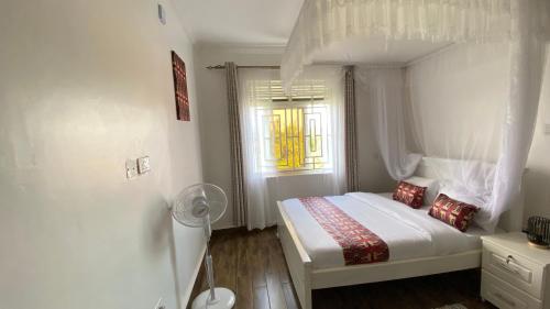 Una cama o camas en una habitación de Nimaro Courts