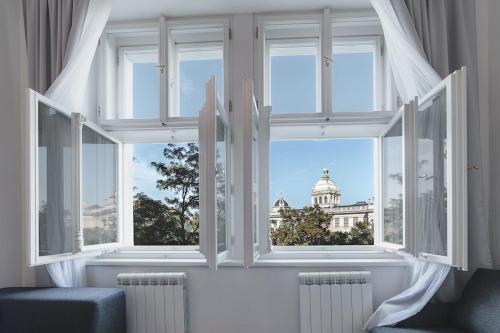 uma janela aberta com vista para um edifício em Bonita Vista Apartment em Praga