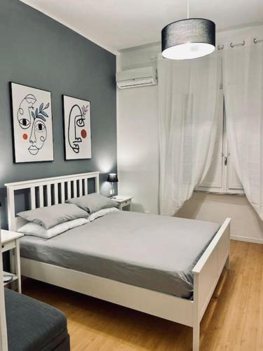 ローマにあるGarden Suite Romeのベッドルーム1室(白いベッド1台付)、窓のあるベッドルーム1室が備わります。