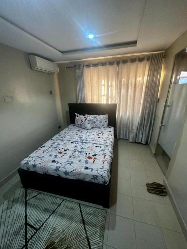 een slaapkamer met een bed in een kamer bij Osmosis Ikoyi in Lagos