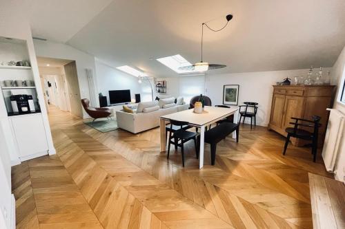 uma sala de estar com uma mesa e um sofá em Nice 120m With Large Terrace In Blagnac! em Blagnac
