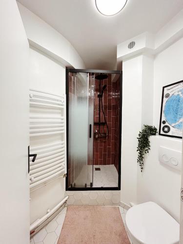 une salle de bain avec douche et toilettes dans l'établissement STUDIO Retro MARAIS- Paris Center, à Paris